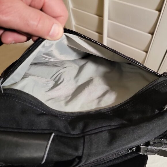 Nike Vintage 00s Black & White Cordura Fabric Water Resistant Messenger Bag - Picture 4 of 8